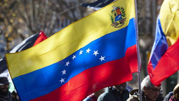 ep archivo   manifestantes portan bandera de venezuela durante una marcha antiimperialista a 25 de