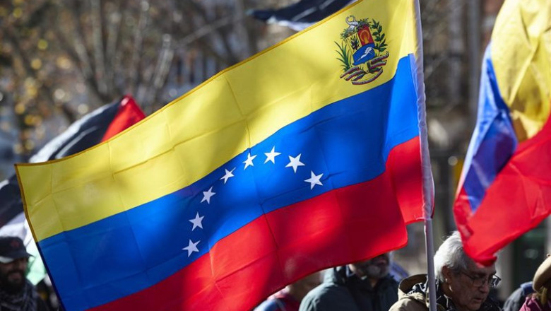 ep archivo   manifestantes portan bandera de venezuela durante una marcha antiimperialista a 25 de