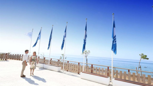 ep archivo   marbella luce las 12 banderas azules que avalan los servicios y la gestion de playas y