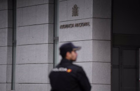 ep archivo   un agente de policia en la entrada de la audiencia nacional a 16 de octubre de 2023 en