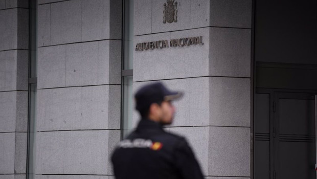 ep archivo   un agente de policia en la entrada de la audiencia nacional a 16 de octubre de 2023 en