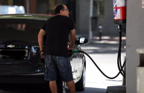 ep archivo   un hombre pone gasolina en su coche en una gasolinera de madrid