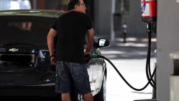 ep archivo   un hombre pone gasolina en su coche en una gasolinera de madrid