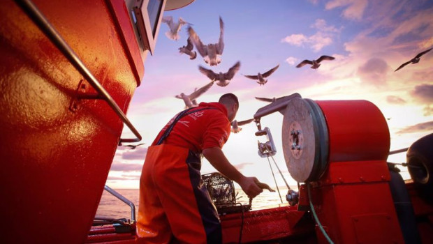 ep archivo   un marinero durante una salida a faenar del barco marineiro 2