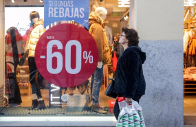 ep archivo una mujer pasa junto a una tienda en rebajas ep archivo una mujer pasa junto a una tienda en rebajas