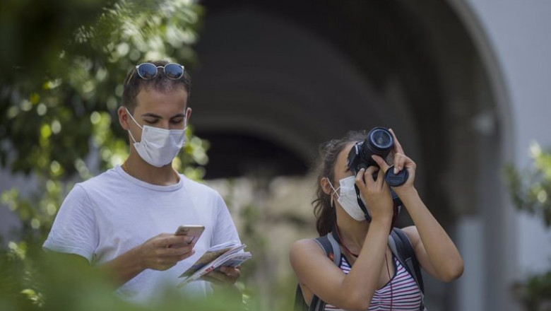 ep archivo - una pareja de turistas en la avd de la constitucion en sevilla ep archivo - una pareja de turistas en la avd de la constitucion en sevilla