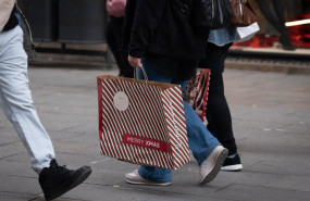 ep archivo   una persona sujeta bolsas con compras durante la campana de navidad