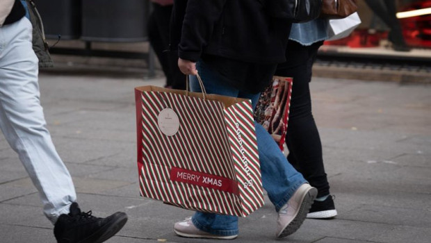 ep archivo   una persona sujeta bolsas con compras durante la campana de navidad