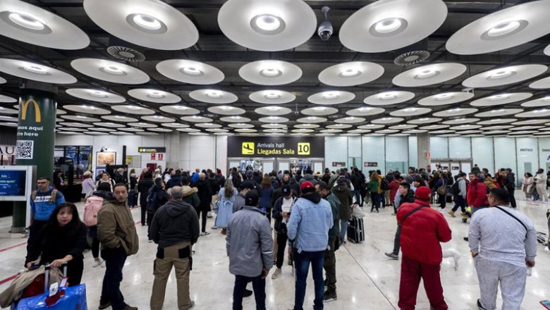Archivo - Varias personas en las instalaciones Aeropuerto Adolfo Suárez-Madrid Barajas en Madrid (España). | Alberto Ortega - Europa Press - Archivo ep archivo varias personas en las instalaciones aeropuerto adolfo suarez madrid barajas en madrid