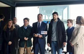 ep carlos iturgaiz con jovenes de nuevas generaciones y cargos del pp