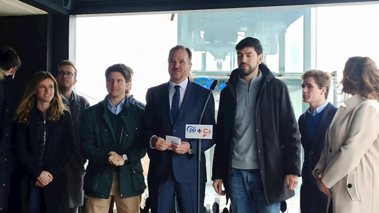 ep carlos iturgaiz con jovenes de nuevas generaciones y cargos del pp