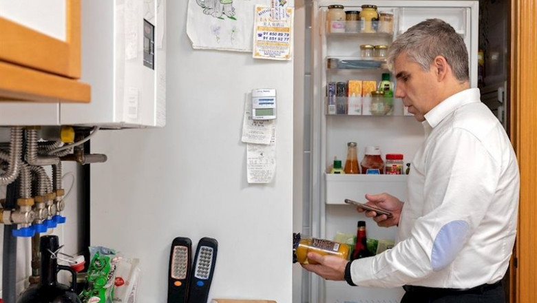 Cristian Sainz, responsable de la unidad de puesto de trabajo digital de la ONCE, usa Seeing AI en su hogar para escanear el código de barras de un tarro de melocotón en almíbar de la nevera. | MICROSOFT ep cristian sainz responsable de la unidad de puesto de trabajo digital de la once usa seeing ai en