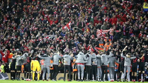ep el atletico de madrid celebra con su aficion el triunfo en anfield