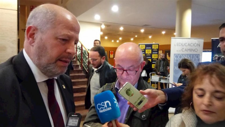 ep el consejero de educacion y deporte javier imbroda atiende a los medios de comunicacion en malaga