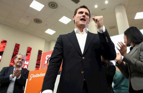 ep el hasta ahora presidente de ciudadanos albert rivera alza el puno tras anunciar su dimision como