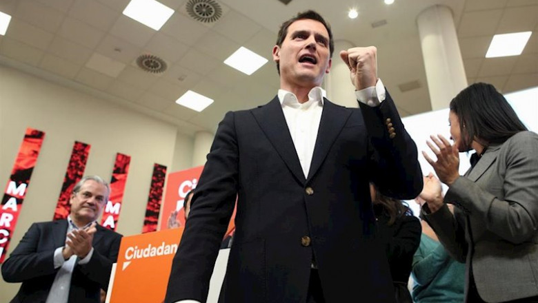 ep el hasta ahora presidente de ciudadanos albert rivera alza el puno tras anunciar su dimision como