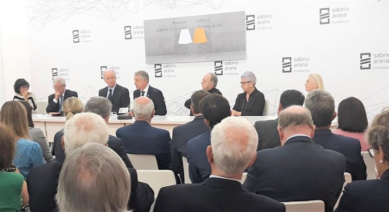 ep el lehendakari intreviene ante los ponentes en el seminario de la fundacion sabino arana sobe el
