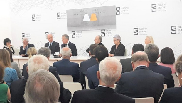 ep el lehendakari intreviene ante los ponentes en el seminario de la fundacion sabino arana sobe el