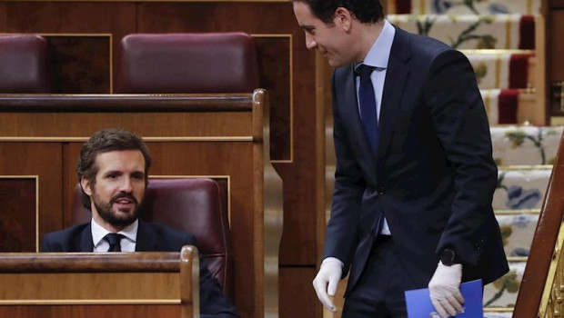 ep el lider del pp pablo casado y el secretario general del partido teodoro garcia egea conversan