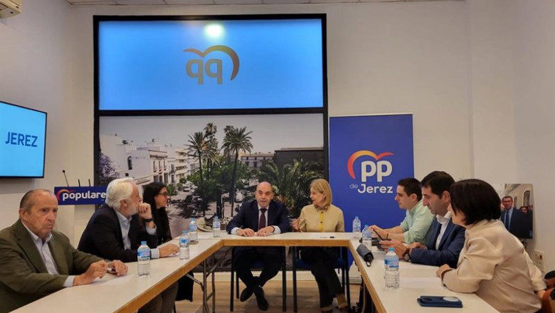 El presidente de ATA, Lorenzo Amor, en una reunión con la alcaldesa de Jerez, María José García-Pelayo, y representantes del PP de Jerez. | PP ep el presidente de ata lorenzo amor en una reunion con la alcaldesa de jerez maria jose