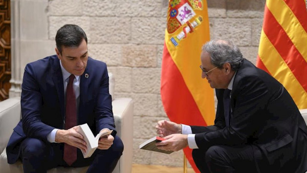 ep el presidente de la generalitat quim torra dech le regala dos libros al presidente del gobierno