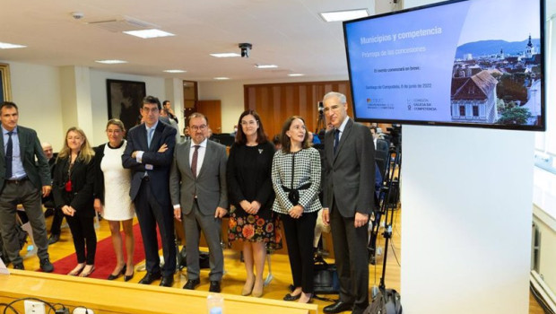 ep el vicepresidente primeiro e conselleiro de economia francisco conde asiste a la charla de la