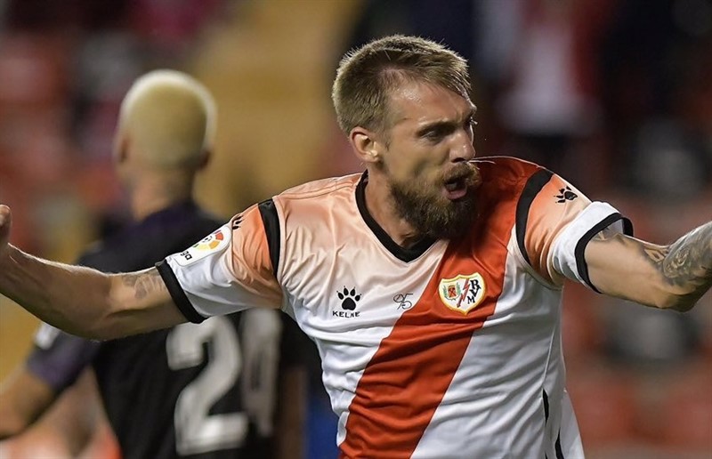 ep esteban saveljich celebra un gol con el rayo vallecano