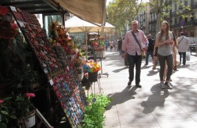 ep floristasla ramblabarcelona venden souvenirs