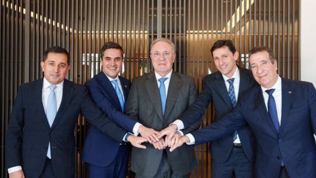 ep foto del los representantes del consorcio vasco que han firmado un principio de acuerdo para
