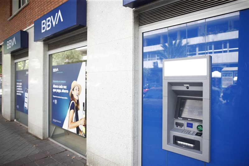 ep imagen de una oficina y cajero del bbva en madrid con su nuevo logo