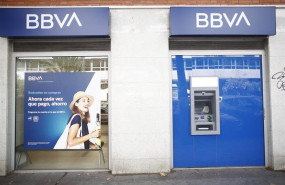 ep imagen de una oficina y cajero del bbva en madrid con su nuevo logo