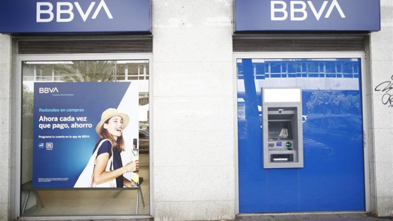 Imagen de una oficina y cajero del BBVA en Madrid con su nuevo logo. | Eduardo Parra - Europa Press - Archivo ep imagen de una oficina y cajero del bbva en madrid con su nuevo logo