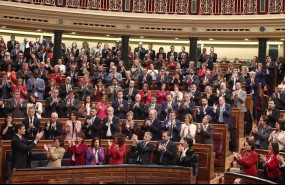 ep la bancada socialista y la de unidas podemos se pone en pie y aplaude al presidente del gobierno