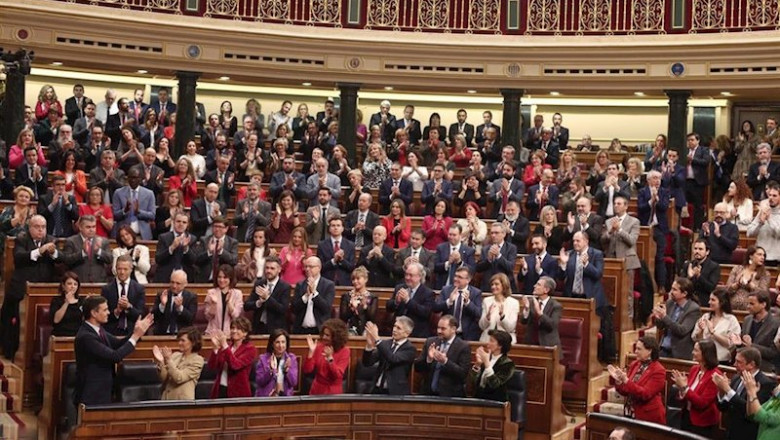ep la bancada socialista y la de unidas podemos se pone en pie y aplaude al presidente del gobierno