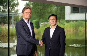 ep markus schfer responsable de produccion de mercedes-benz y yu wang fundador y consejero delegado