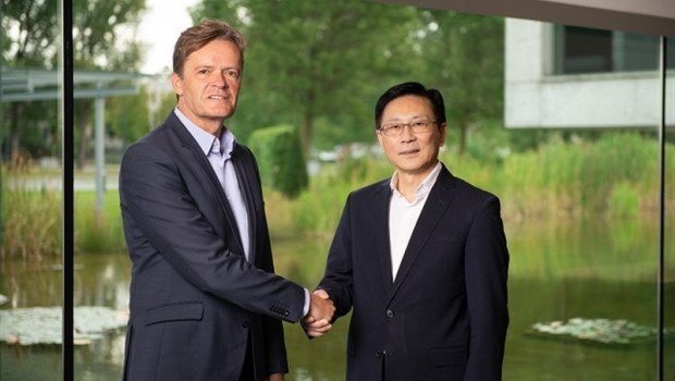 ep markus schfer responsable de produccion de mercedes-benz y yu wang fundador y consejero delegado