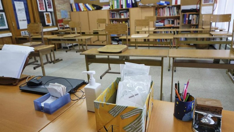 ep mascarillas y gel desinfectante en la mesa del profesor de un aula de un colegio ep mascarillas y gel desinfectante en la mesa del profesor de un aula de un colegio