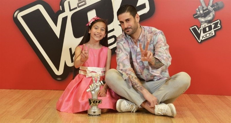 Melani García, en la imagen junto a Melendi tras ganar 'La Voz Kids', será la representante de España en Eurovisión Junior 2019, que se celebrará en Gliwice-Silesia (Polonia) el 24 de noviembre. | LA VOZ KIDS ep melani garcia enimagena melendiganar la voz kids sera la representanteespanaeurovision junior 2019 quecelebrara en gliwice-silesia polonia 24noviembre