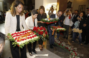 ep ofrenda en la tumba de casanova en la diada delegada del gobierno en catalunya teresa cunillera