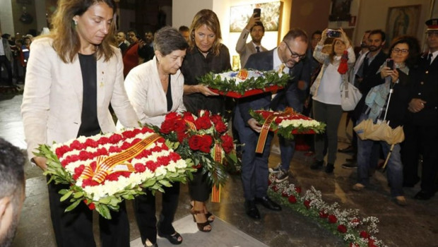 ep ofrenda en la tumba de casanova en la diada delegada del gobierno en catalunya teresa cunillera
