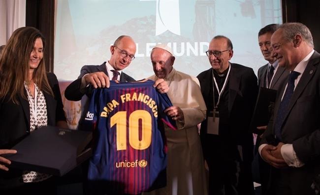 El Papa Francisco recibe una camiseta del FC Barcelona con el número de Messi | SCHOLAS ep papa francisco recibecamisetafc barcelonanumeromessi