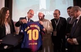 ep papa francisco recibecamisetafc barcelonanumeromessi