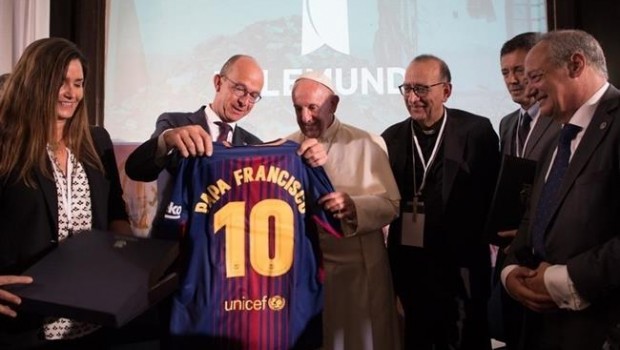 ep papa francisco recibecamisetafc barcelonanumeromessi