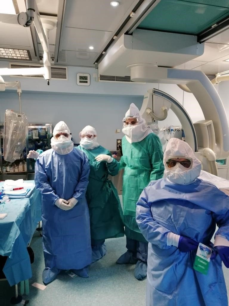 ep profesionales del puerta del mar tras operar a un paciente con icuts y covid-19