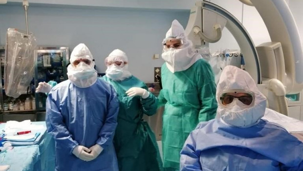 ep profesionales del puerta del mar tras operar a un paciente con icuts y covid-19
