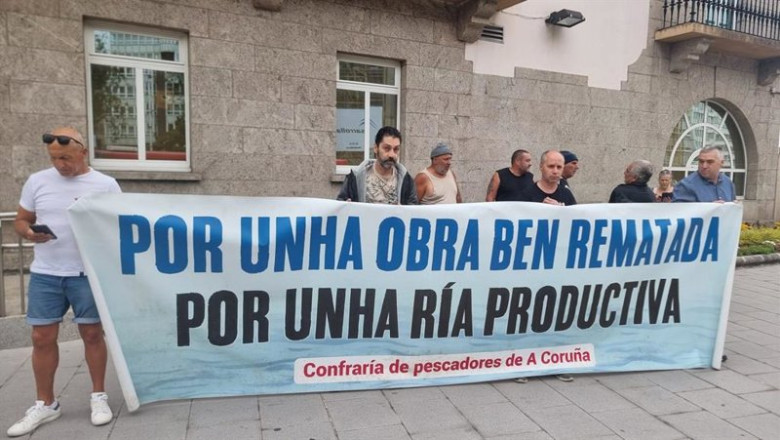 ep representantes de mariscadoras y mariscadores de la ria de o burgo en una nueva concentracion