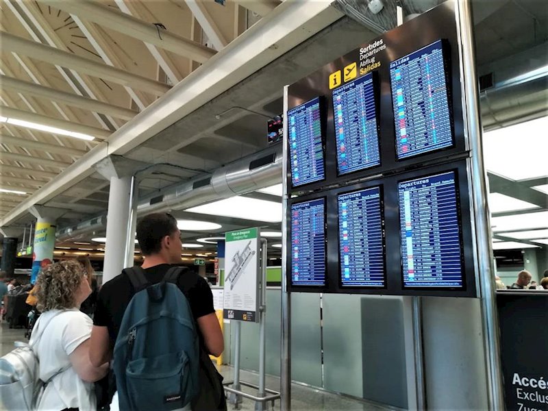 ep turistas comprueban la informacion de las pantallas de embarque en el aeropuerto de palma