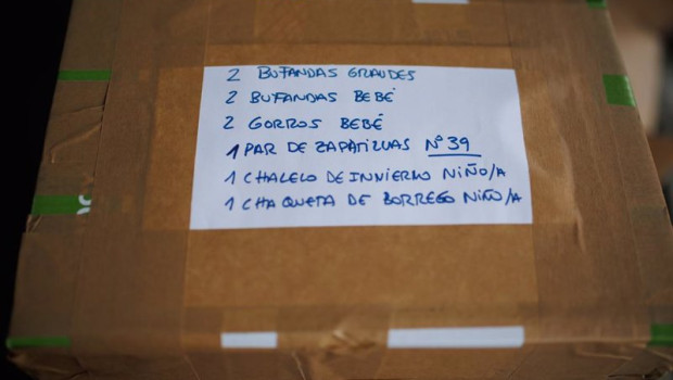 ep una caja con ropa de invierno en una recogida de ayuda humanitaria para los afectados por el
