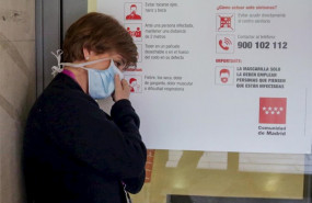 ep una enfermera descansa en una de las puertas pertenecientes al hospital gregorio maranon de