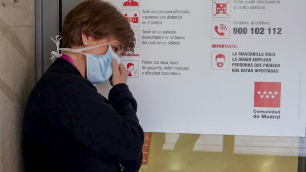 ep una enfermera descansa en una de las puertas pertenecientes al hospital gregorio maranon de